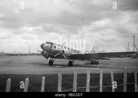 Un British European Airways, BEA, Douglas DC-3 aereo di linea sul terreno all'Aeroporto Heathrow di Londra nei primi anni sessanta. Un semplice in legno recinto puntellato mostra la mancanza di sicurezza presso l'aeroporto rispetto al giorno moderno. Foto Stock