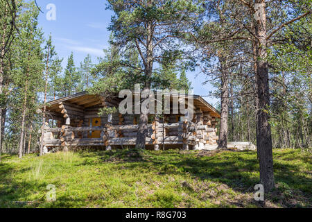 Finlandese loghouse in legno nella foresta della Lapponia Foto Stock