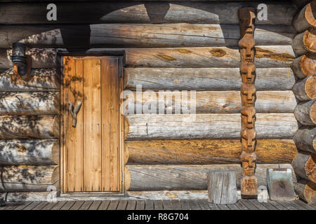 Finlandese loghouse in legno nella foresta della Lapponia Foto Stock