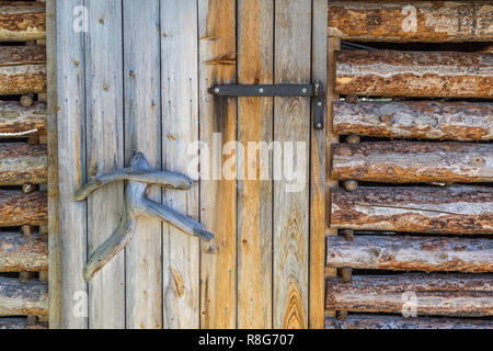 Finlandese loghouse in legno nella foresta della Lapponia Foto Stock