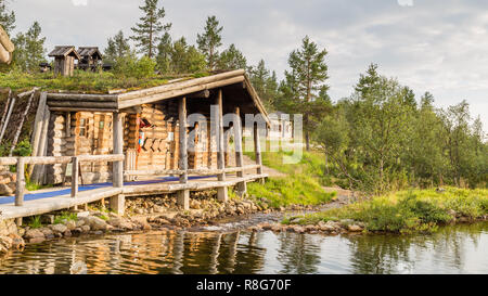 Finlandese loghouse in legno nella foresta della Lapponia Foto Stock