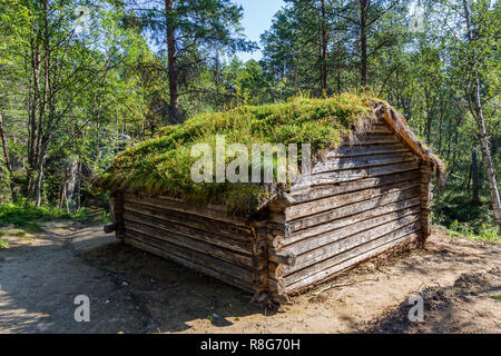 Sami tradizionali loghouse con il tetto verde in Lapponia Foto Stock