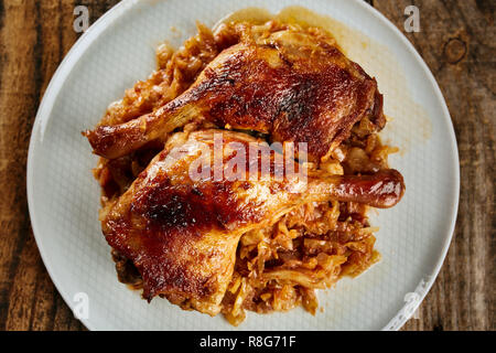 Forno arrosto anatra al forno le gambe su cavolo cappuccio fresco caramellato Foto Stock