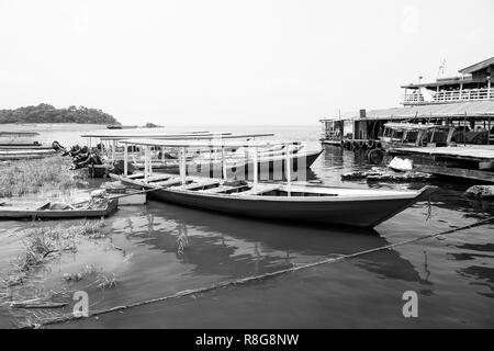 Barche a motore o barche ormeggiate alla riva del mare a Manaus, Brasile. Trasporto di acqua ed il recipiente. Estate vacanze e viaggi per mare. Wanderlust avventura e scoperta. Foto Stock