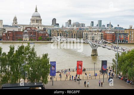 Il Millennium Bridge, il Tamigi Embankment, Londra. Agosto 2018. Il Millennium Footbridge asuspension ponte sul fiume Tamigi con St Pauls Foto Stock