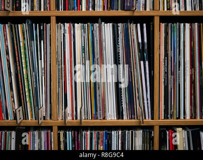 12' vinil Record di raccolta su un ripiano di appoggio. Foto Stock