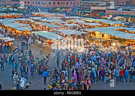 STREET MARKET, JEMAA-EL FNAS, Marrakech, Marocco. Maggio 2011. Medina Città Vecchia nel centro di Marrakech in Marocco su un inizio serata con la folla Foto Stock