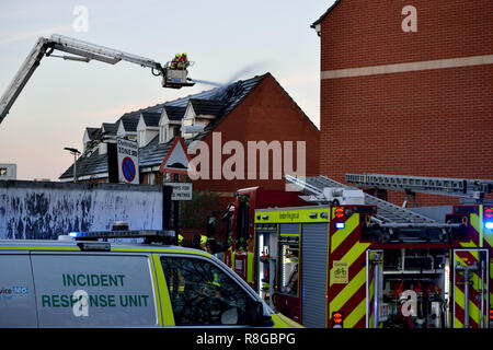 Servizi di emergenza risponde ad una casa di fuoco in una strada residenziale nella zona est di Londra con un certo numero di motori Fire comprendente una piattaforma aerea Foto Stock