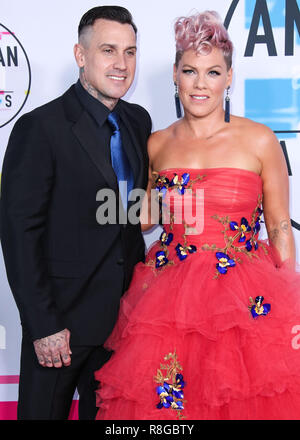 LOS ANGELES, CA, Stati Uniti d'America - 19 novembre: cantante Pink e suo marito Carey Hart arrivano al 2017 American Music Awards tenutosi presso il Teatro di Microsoft L.A. Vivere il 19 novembre 2017 a Los Angeles, California, Stati Uniti. (Foto di Xavier COLLIN/Image Press Agency) Foto Stock