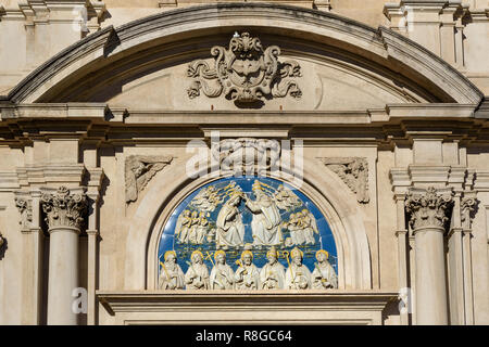 Particolare della facciata della chiesa di Tutti i Santi, la Chiesa di San Salvatore di Ognissanti presso la Piazza di Ognissanti a Firenze. Italia Foto Stock