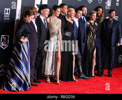 HOLLYWOOD, Los Angeles, CA, Stati Uniti d'America - 13 novembre: Diane Lane, Joe Morton, JK Simmons, Chuck Roven, Gal Gadot, Ray Fisher, Connie Nielsen, Ezra Miller, Ben Affleck, ambra sentita, Deborah Snyder, Henry Cavill, Jason Momoa arriva alla Premiere Mondiale della Warner Bros Foto" "Justice League" tenutasi presso il Teatro Dolby il 13 novembre 2017 a Hollywood e Los Angeles, California, Stati Uniti. (Foto di Xavier COLLIN/Image Press Agency) Foto Stock