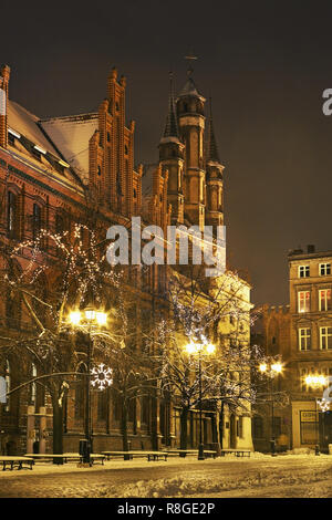 Ufficio postale e la chiesa di Nostra Signora della città di Torun. Polonia Foto Stock