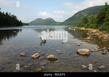 Jordan Pond e le bolle montagne del Parco Nazionale di Acadia, Maine. Foto Stock