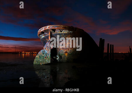 Scatafascio barge al Riverside parco costiero Foto Stock