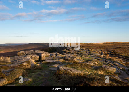 Autunno mattina sul bordo Stanage nel parco nazionale di Peak District, Inghilterra. Foto Stock