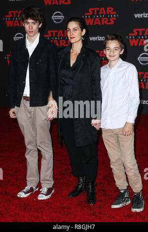 LOS ANGELES, CA, Stati Uniti d'America - Dicembre 09: Carrie-Anne Moss, Jaden Roy, Owen Roy alla Premiere mondiale di Disney Pictures e Lucasfilm's "Guerre Stellari: ultimi Jedi" tenutasi presso lo Shrine Auditorium il 9 dicembre 2017 a Los Angeles, California, Stati Uniti. (Foto di Xavier COLLIN/Image Press Agency) Foto Stock