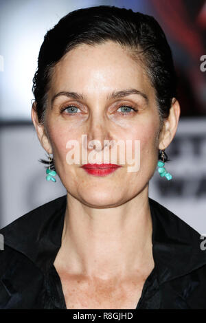 LOS ANGELES, CA, Stati Uniti d'America - Dicembre 09: Carrie-Anne Moss alla Premiere mondiale di Disney Pictures e Lucasfilm's "Guerre Stellari: ultimi Jedi" tenutasi presso lo Shrine Auditorium il 9 dicembre 2017 a Los Angeles, California, Stati Uniti. (Foto di Xavier COLLIN/Image Press Agency) Foto Stock