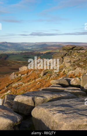 Autunno mattina sul bordo Stanage nel parco nazionale di Peak District, Inghilterra. Foto Stock