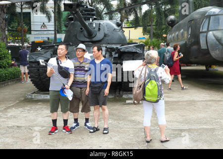 La città di Ho Chi Minh, Vietnam - visitatori asiatici a prepararsi per un gruppo selfie davanti a noi la mostra presso il Museo dei Resti della Guerra di Ho Chi Minh in agosto 2018 Foto Stock