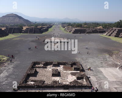 Meravigliosa Avenue dei morti e la Piramide del sole sulla sinistra al Teotihuacan rovine vicino alla capitale città del Messico paesaggi con cielo blu chiaro nel 2018 caldo Foto Stock