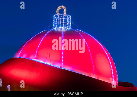 Il punto nella città di Groningen nei Paesi Bassi si trasforma nel mese di dicembre per la più grande palla di Natale nel mondo. Foto Stock