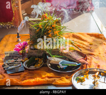 La statua di Shri Ganesh dopo una particolare puja dedicato alla divinità. Durante la cerimonia vi offriamo molte cose tra cui incenso profumi acqua flo Foto Stock