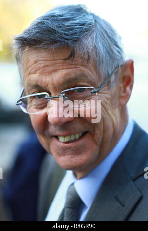 Matthew Parris scrittore politico e broadcaster a College Green, Westminster, London, Regno Unito il 12 dicembre 2018. Foto Stock