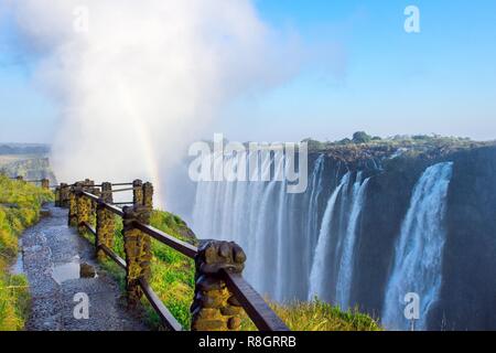 Vista di Victoria Falls a lato dello Zambia, uno dei più iconica africana di attrattive naturali Foto Stock