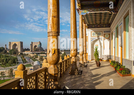 La moschea Hazrat-Hizr, sullo sfondo a sinistra la moschea Bibi-Khanym Samarcanda, Uzbekistan Foto Stock