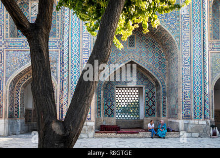 Cortile del Tilla-Kari madrasa, Registan, Samarcanda, Uzbekistan Foto Stock