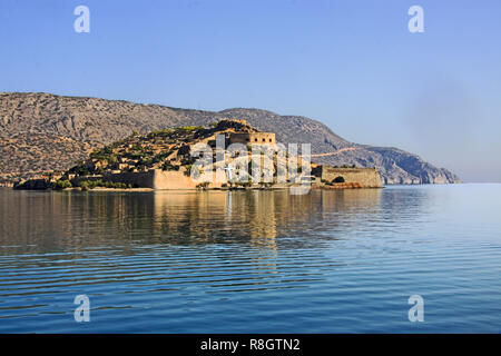 Il tempo di un lebbrosario di Spinalonga nel golfo di Elounda ufficialmente conosciuta come Kalydon off l'isola greca di Creta Grecia Foto Stock