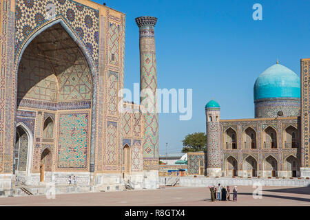 Ulugbek Madrasa e Tilla-Kari madrasa, Registan, Samarcanda, Uzbekistan Foto Stock