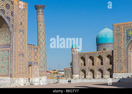 Ulugbek Madrasa e Tilla-Kari madrasa, Registan, Samarcanda, Uzbekistan Foto Stock