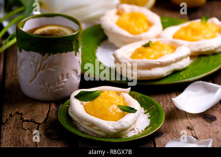 Mela e cannella hot cross panini.1.pasqua tradizionale pasticceria. messa a fuoco selettiva Foto Stock