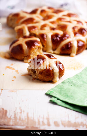 Mela e cannella hot cross panini.1.pasqua tradizionale pasticceria. messa a fuoco selettiva Foto Stock