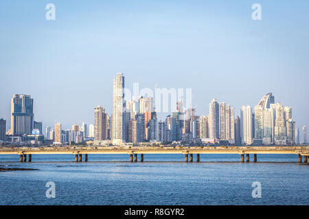 Lo skyline della città di Panama si vede da un outlook al di là del mare Foto Stock