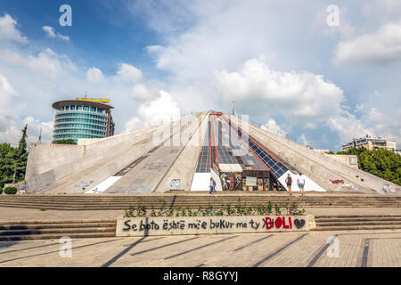 Tirana, Albania - 2 giugno 2018 - Un vecchio piramide in dai tempi sovietici nel centro cittadino di Tirana, la capitale dell'Albania in Europa Foto Stock