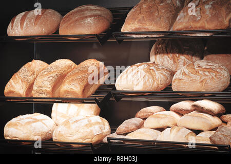 Pane sul ripiano in pasticceria Foto Stock