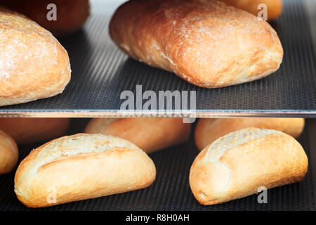 Pane sul ripiano in pasticceria Foto Stock