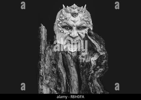 Uomo con spine sulla faccia Foto Stock