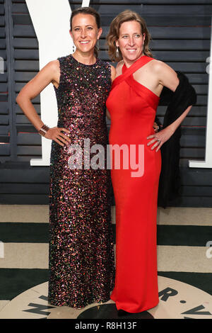 BEVERLY HILLS, Los Angeles, CA, Stati Uniti d'America - 26 febbraio: Anne Wojcicki, Susan Wojcicki arriva a 2017 Vanity Fair Oscar Party a Wallis Annenberg Center for the Performing Arts nel febbraio 26, 2017 a Beverly Hills Los Angeles, California, Stati Uniti. (Foto di Xavier COLLIN/Image Press Agency) Foto Stock