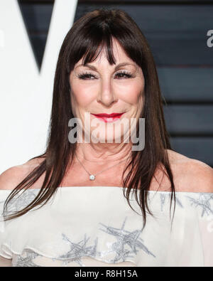 BEVERLY HILLS, Los Angeles, CA, Stati Uniti d'America - 26 febbraio: Anjelica Huston arriva a 2017 Vanity Fair Oscar Party a Wallis Annenberg Center for the Performing Arts nel febbraio 26, 2017 a Beverly Hills Los Angeles, California, Stati Uniti. (Foto di Xavier COLLIN/Image Press Agency) Foto Stock