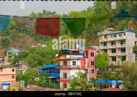 Vista di edifici di Pokhara, Nepal ai piedi delle montagne dell'Himalaya Foto Stock