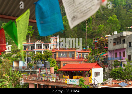 Vista di Pokhara, Nepal e bandiere di preghiera, che si trova ai piedi delle montagne dell'Himalaya Foto Stock