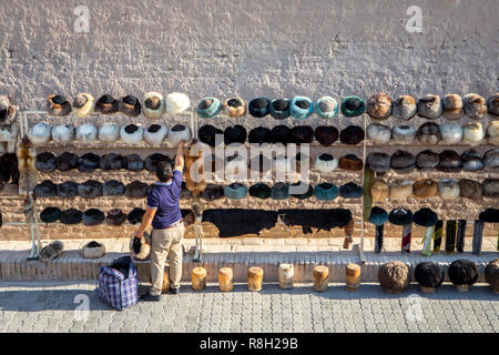 Cappelli di pelliccia stand, Khiva, Uzbekistan Foto Stock