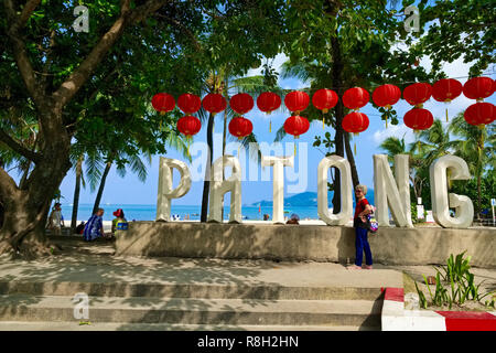 Un segno di precisare il nome di Patong dalla strada della spiaggia di Patong Beach, la più conosciuta spiaggia di Phuket, Tailandia Foto Stock