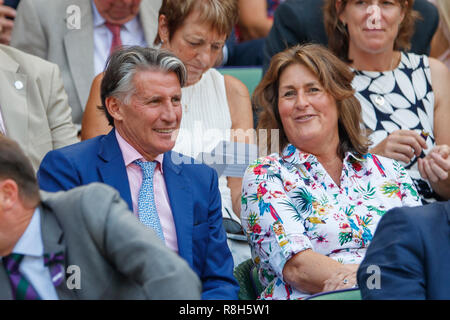 Presidente dell'Associazione Internazionale delle Federazioni di Atletica Seb Coe orologi l'azione durante i campionati di Wimbledon 2018 Foto Stock