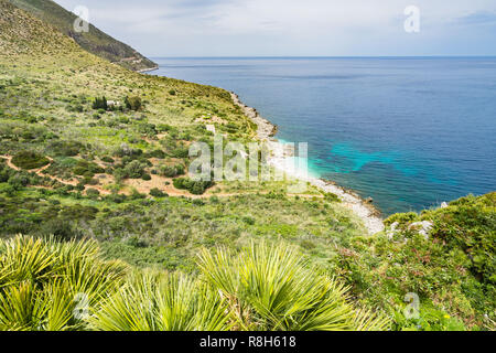 Costa della riserva naturale "Riserva dello Zingaro' ha molte piccole baie con belle spiagge, San Vito Lo Capo, Sicilia, Italia Foto Stock