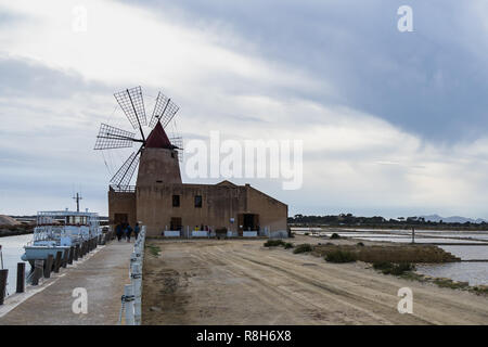 Il Mulino d'Infersa" è un vecchio mulino a vento restaurato a Riserva naturale Stagnone, oggi sede di un museo di sale e vita rurale, Marsala, Sicilia, Italia Foto Stock