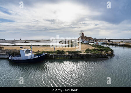 Tradizionale barca da pesca vicino al Museo del Sale Il Mulino a vento a "Saline dello Stagnone", Marsala, Sicilia, Italia Foto Stock